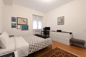 Bright large apartment in Milan