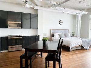 Studio Loft with Grand Piano & King Bed Downtown
