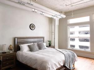 Studio Loft with Grand Piano & King Bed Downtown