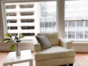 Studio Loft with Grand Piano & King Bed Downtown