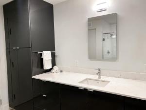 Studio Loft with Grand Piano & King Bed Downtown