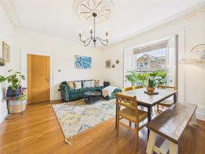 Beautiful Georgian Apartment | Near Falmouth Town Centre | Walk to Shops + Pubs & Restaurants