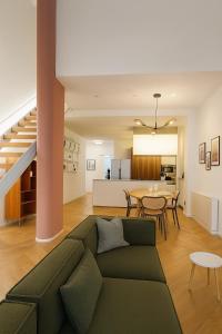 Modern Loft with Projector e Private Garden, Central Station