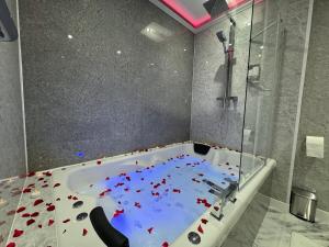 Suite 1 Private Jacuzzi Spa Hot Tub & Sauna