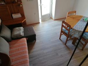 Apartman Ustrine