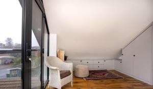 Shepperton - Driveway Patio Pets Welcome