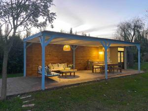 Casa con pileta y gran parque en Pilar - POR MES O QUINCENA