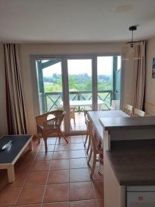 Arcangues T2 bis piscine, parking couvert