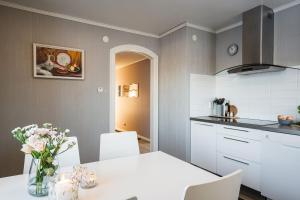 Guestly Homes - Charming 3BR House with Two Showers