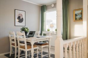 Guestly Homes - Charming 3BR House with Two Showers