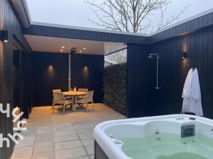 Nieuwe vakantiewoning met spa in Oostkapelle vlakbij strand en centrum