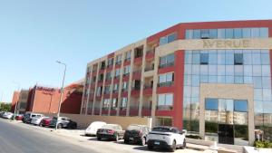 Luxury Studio, pool, Private beach & close to Airport