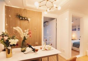 New Open 홍대입구역 3번 출구 앞, 집전체 방3 거실 주방, 퀸 3개,싱글 1개