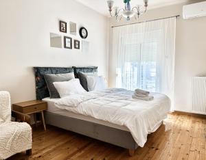 Atelier Poly - Two Bedroom Apartment for 5 Persons -50m to Metro Sintrivani Station- 6th floor plain View - Center -