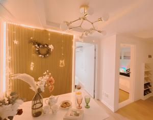 New Open 홍대입구역 3번 출구 앞, 집전체 방3 거실 주방, 퀸 3개,싱글 1개