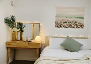 New Open 홍대입구역 3번 출구 앞, 집전체 방3 거실 주방, 퀸 3개,싱글 1개