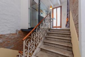 GuestHost - Giovannis Home with balcony