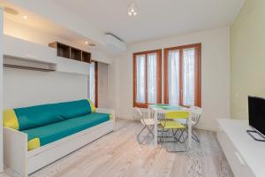 GuestHost - Giovannis Home with balcony