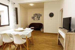 B87 - Windmill 2 Bed Apartment in Odiaxere