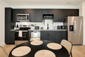 2Beds, near DT & Museums, Pool, Gym, BBQ, Library