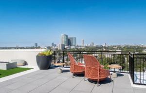 2Beds, near DT & Museums, Pool, Gym, BBQ, Library