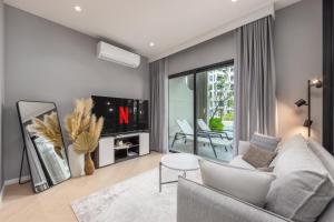 Porto 1BR Pool Access Suite at Title Legendary