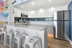 Fantastic Ocean View and Outdoor Pool, 1 Bedroom!