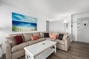 2 Bedroom Ocean View Condo with Outdoor Pool!