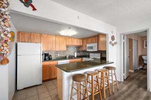 2 Bedroom Ocean View Condo with Outdoor Pool!