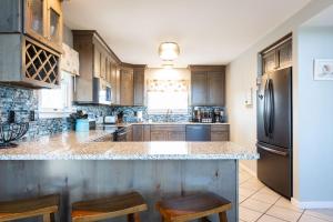 New Listing Pool Hot Tub & 2-Min Walk to Beach