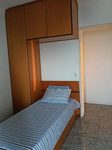 GUA101 - Apto mobiliado 2 quadras da praia