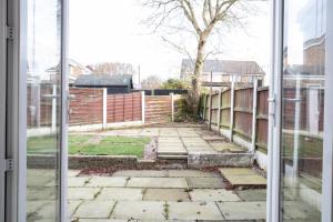 Big 4-Bed House in Haydock Ideal for Work Crews