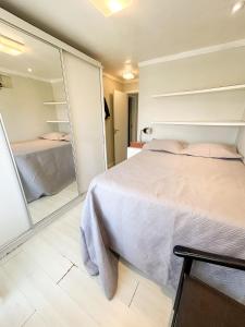 Casa ampla com área de lazer, ar-condicionado, churrasqueira, pátio, 3 quartos