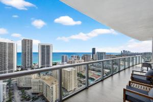 Spacious VIP Penthouse with Ocean & Intracoastal Views, Private Entry, Resort Amenities - 25 min to FIFA!
