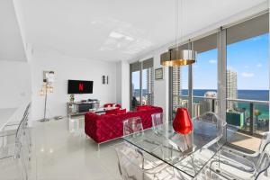 Spacious VIP Penthouse with Ocean & Intracoastal Views, Private Entry, Resort Amenities - 25 min to FIFA!