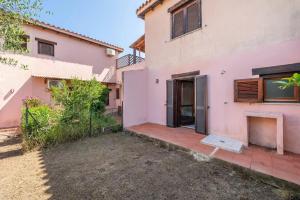 San Teodoro flat steps from the beach