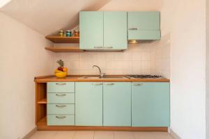 San Teodoro flat steps from the beach