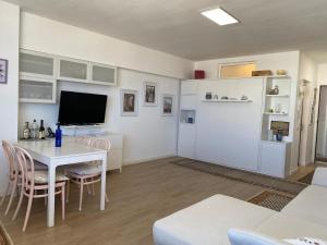 Bright studio with ocean views in the center