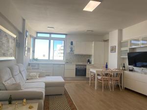 Bright studio with ocean views in the center