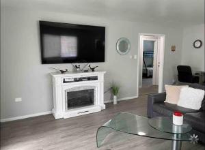 Lovely 2 bedroom unit with a hot tub Pet friendly