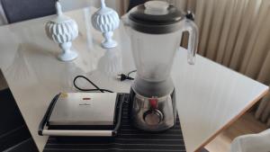 Avenida Atlântica, pé na areia e vista mar!