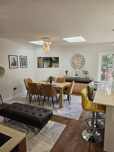 Spacious Private Double Room with Kitchenette near QE Hospital R5