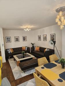 Spacious Private Double Room with Kitchenette near QE Hospital R5