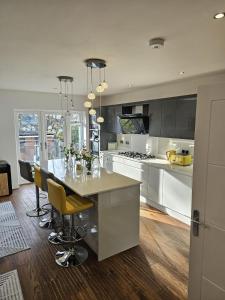 Spacious Private Double Room with Kitchenette near QE Hospital R5