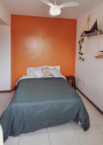 Varanda ampla e suíte a 5 min da praia