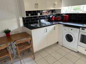 Bright 2BR Flat in Old Street Angel Fast WiFi