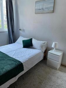 Bright 2BR Flat in Old Street Angel Fast WiFi