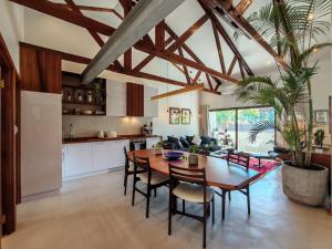 Large and cozy 2 bedroom 200m from the ocean