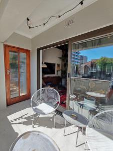 Large and cozy 2 bedroom 200m from the ocean