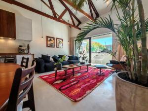 Large and cozy 2 bedroom 200m from the ocean